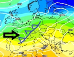 Cartina cromatica che mostra il fronte temporalesco in transito sulla fascia Alpina