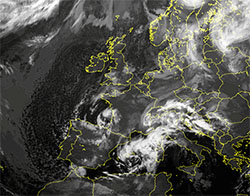 immagine satellitare che mostra la discesa di aria fredda dal nord Atlantico verso il bacino del Mediterraneo